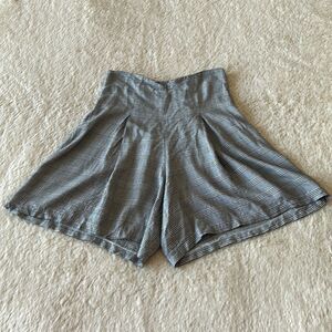 Pleated wide leg shorts plaid size medium